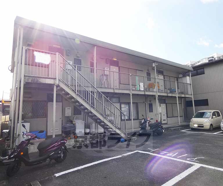 京都市伏見区桃山町和泉のアパートの建物外観