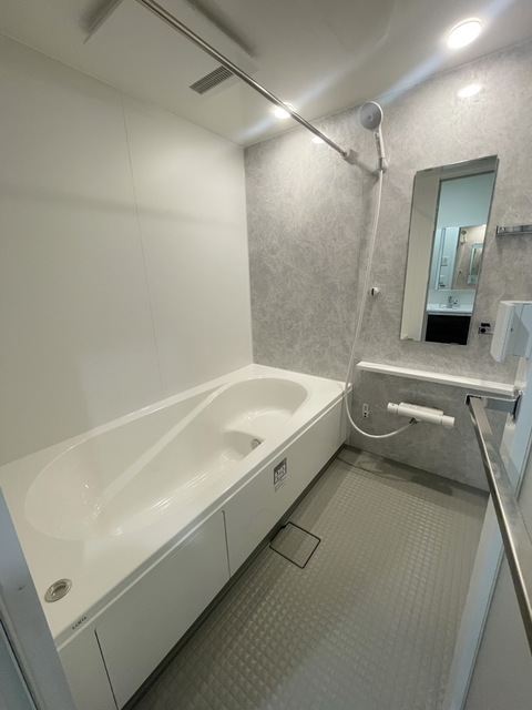 バス・シャワールーム　～足のばせる～