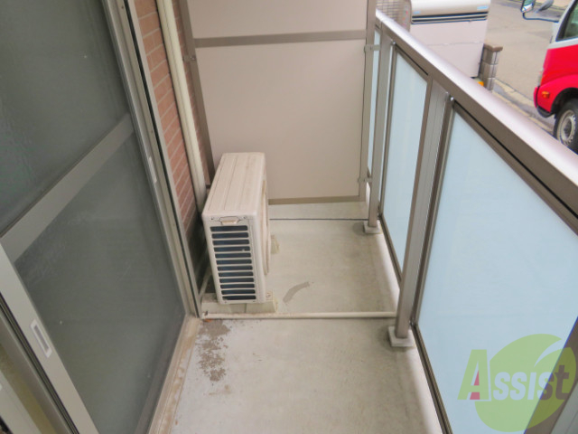 バルコニー　ちょっとしたバルコニーになります。陽もよく当たります。