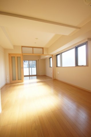 居室・リビング　落ち着いた色合いの床材を使用した居住空間です。