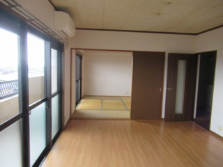 ラウンドヒルズ長嶺壱番館の居間写真