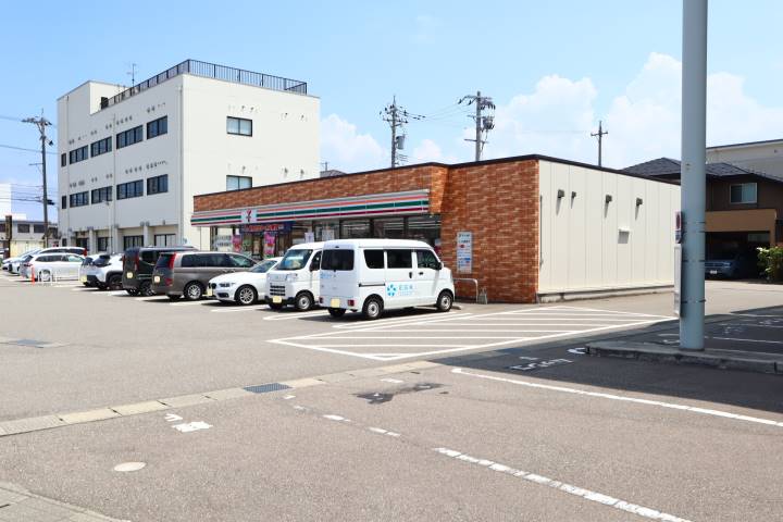 コンビニ　セブン－イレブン金沢直江町店（コンビニ）まで911m