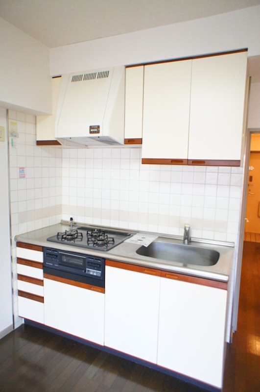 キッチン　３口ガスコンログリル付システムキッチンでお料理ラクラク