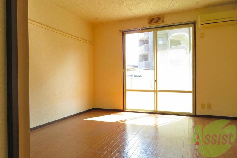 居室・リビング　大きな窓で光が差してポカポカしますね。