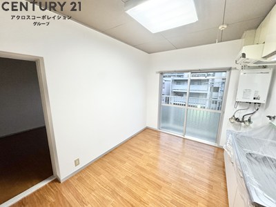 居室・リビング　床色が落ち着いた色合いで、とてもきれいです。