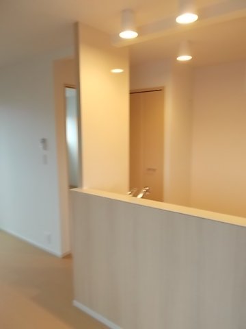 居室・リビング　【イースト　ワン　ハルズ】