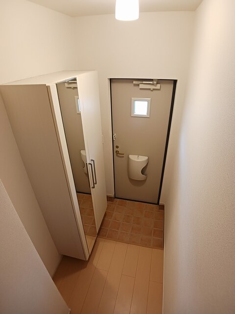 玄関　【イースト　ワン　ハルズ】