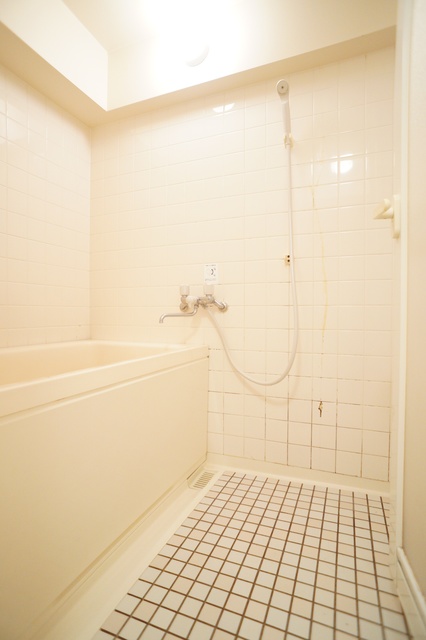 バス・シャワールーム　参考写真（同建物反転タイプ別部屋のものです）