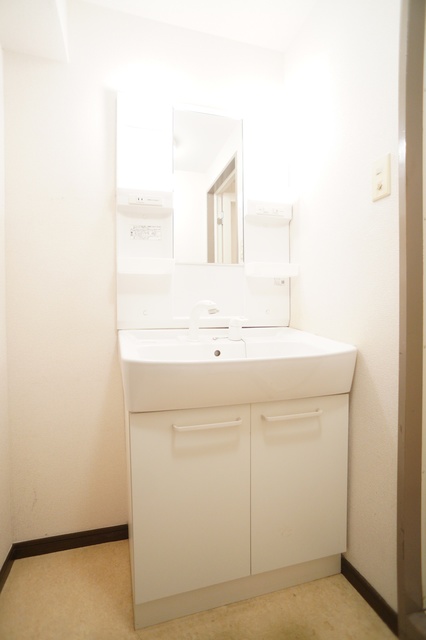 洗面設備　参考写真（同建物反転タイプ別部屋のものです）