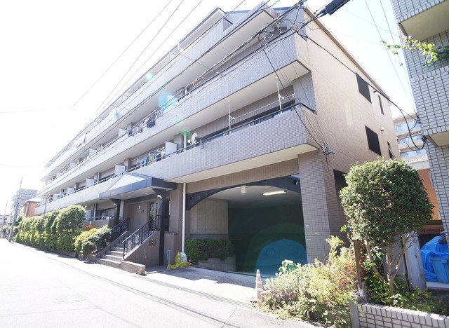 建物外観　ドラッグストアとコンビニ近いです