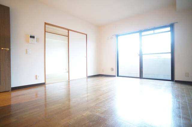 居室・リビング　参考写真（同建物反転タイプ別部屋のものです）