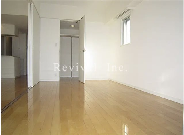 その他部屋・スペース　明るい光の入るベッドルーム