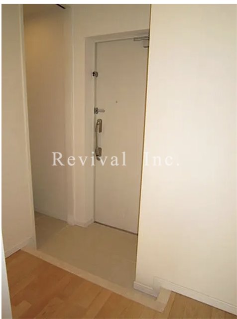 玄関　玄関部分にはシューズインクローゼットも完備