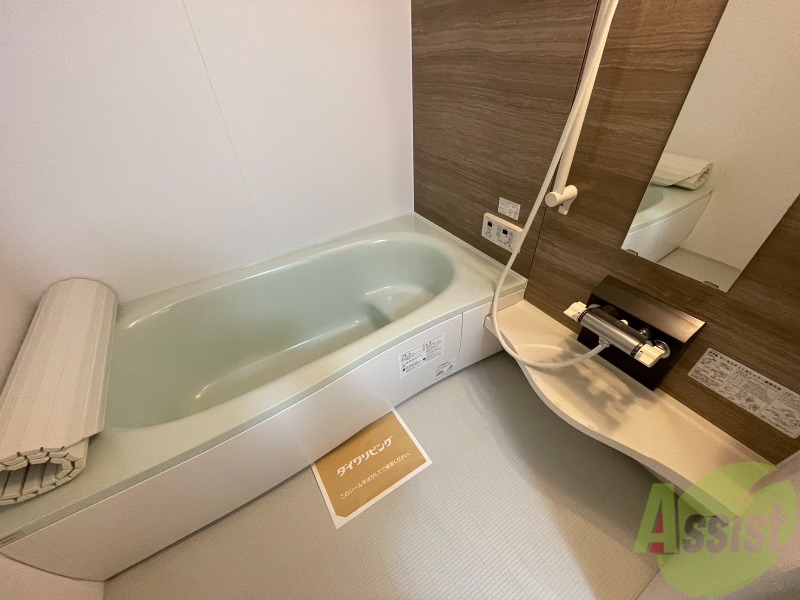 バス・シャワールーム　浴室はゆったりと浸かれるサイズ感になっています。