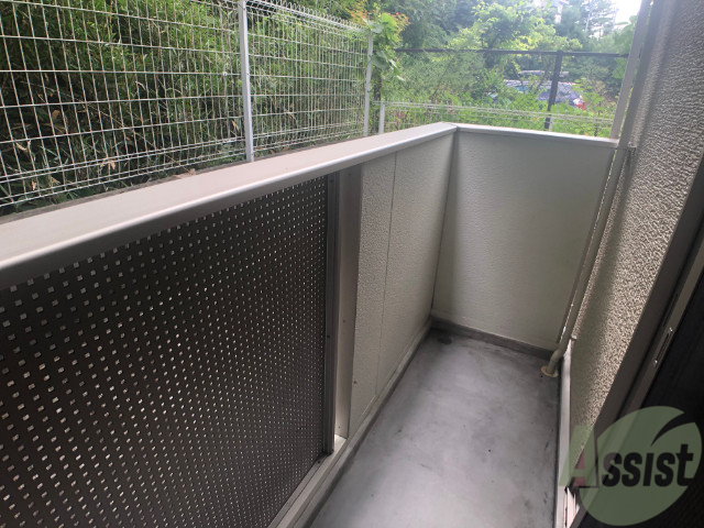 バルコニー　目の前が森なので洗濯物の心配がなくなりそうですね