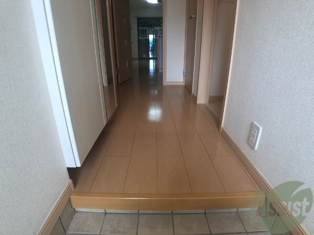 玄関　玄関は広々していて二人くらいでも歩けそうですね