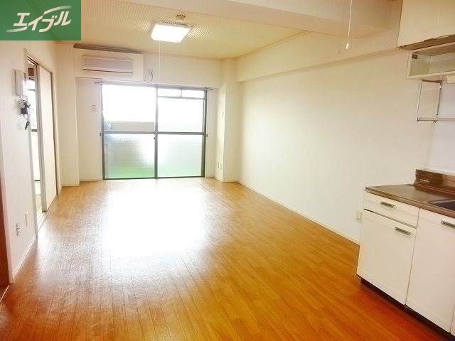 居室・リビング　縦長なリビング