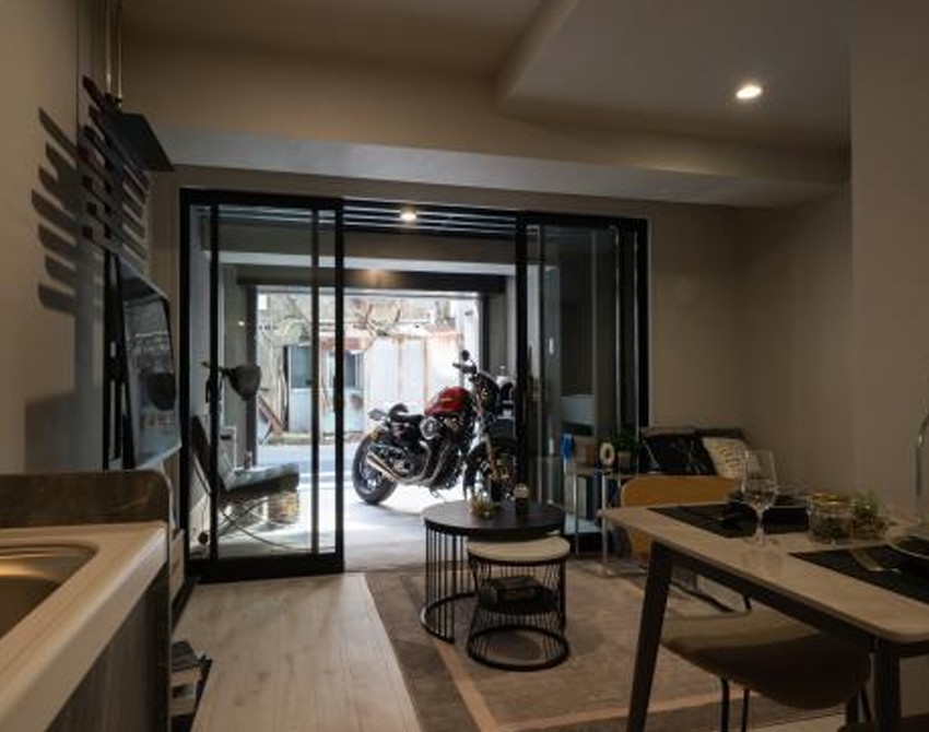 バルコニー　ガレージ付き