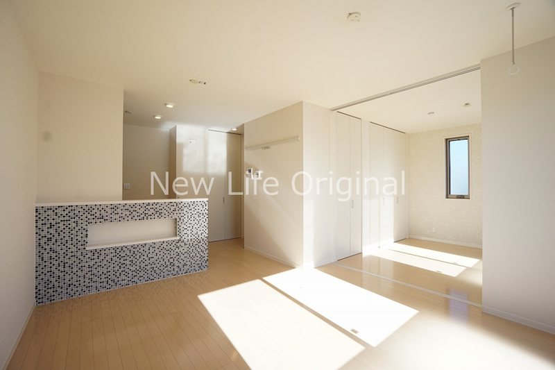 居室・リビング　お洒落なタイル張りのカウンターキッチンがアクセント☆