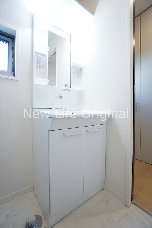 洗面設備　シャワー付き洗面台で朝の支度も楽にできます☆