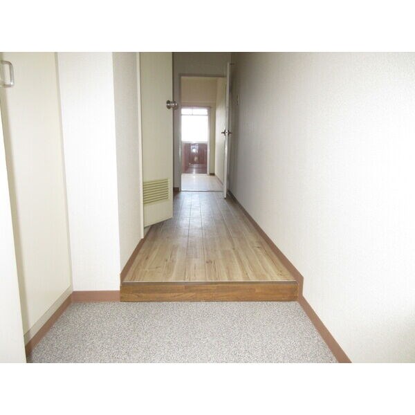 玄関　当物件の参考写真です。(同建物の部屋)