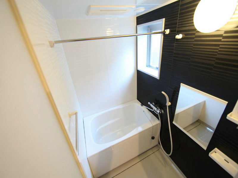 バス・シャワールーム　浴室暖房乾燥機　24時間換気機能バスルーム　窓付（換気良好）