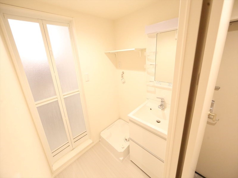 洗面設備　脱衣所　独立洗面台（シャンプードレッサー付）同型写真