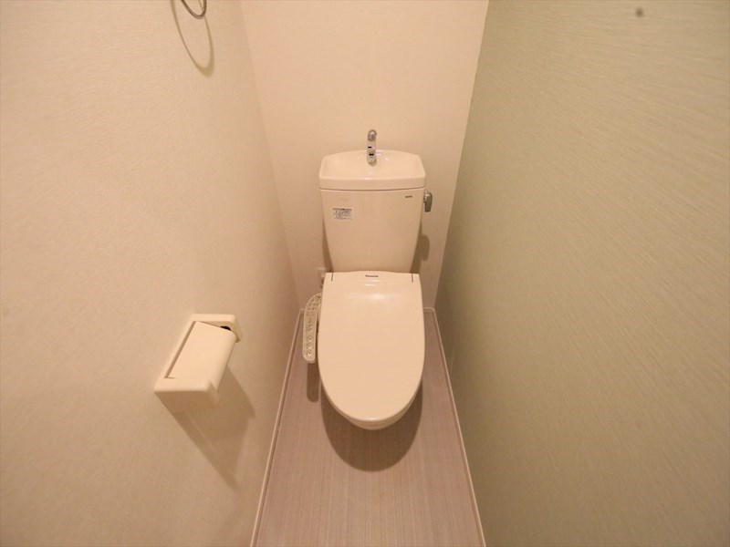 トイレ　温水洗浄暖房便座付トイレ　同型写真