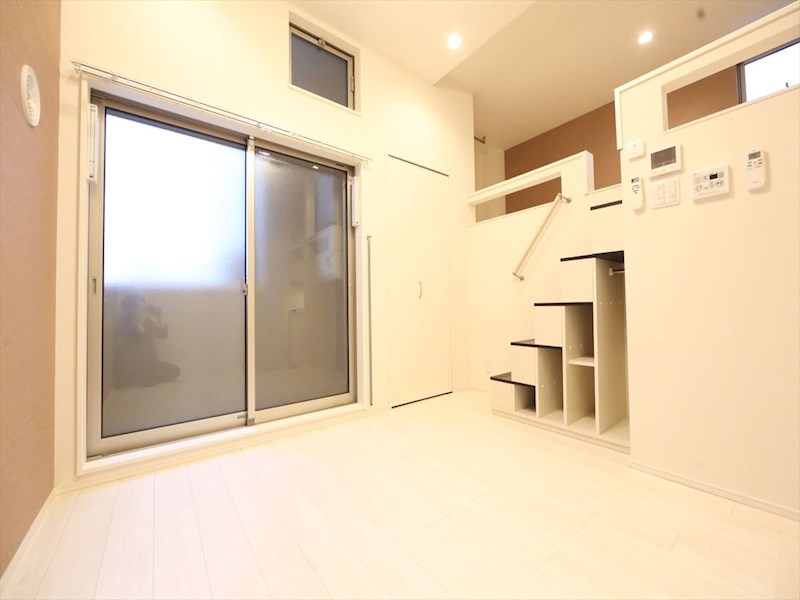 居室・リビング　洋室5.5帖　ロフト6.3帖（収納・寝室使えます）同型写真