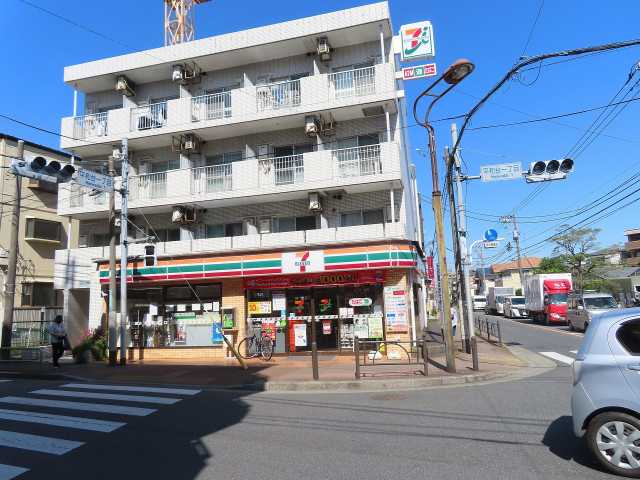 コンビニ　セブンイレブン（コンビニ）まで1258m