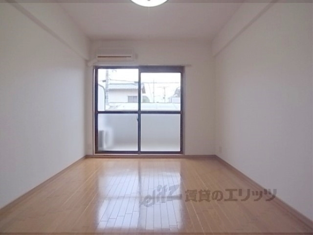 居室・リビング　きれいなフローリング