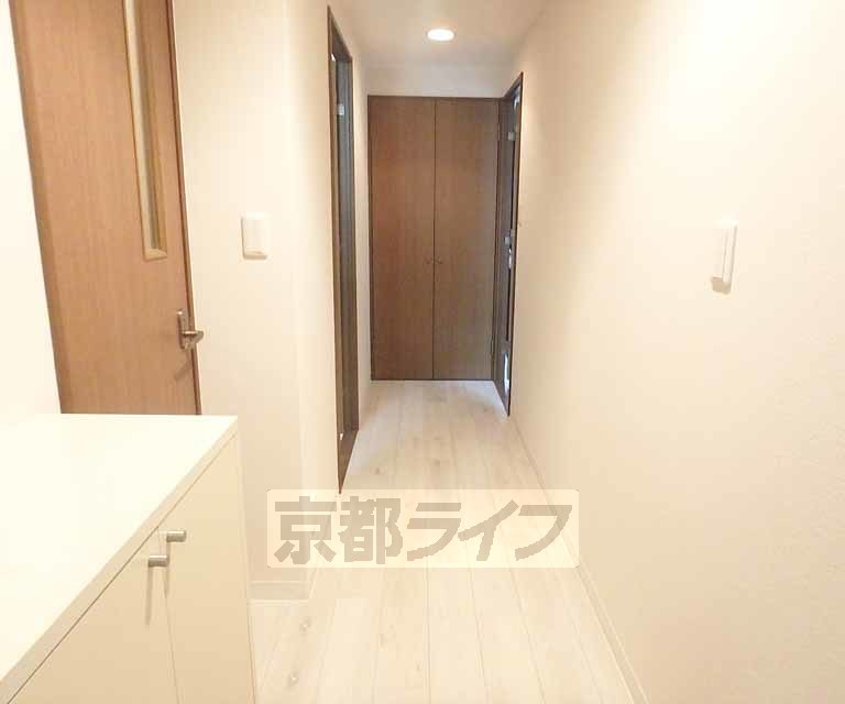 その他部屋・スペース　オシャレな床の廊下です。