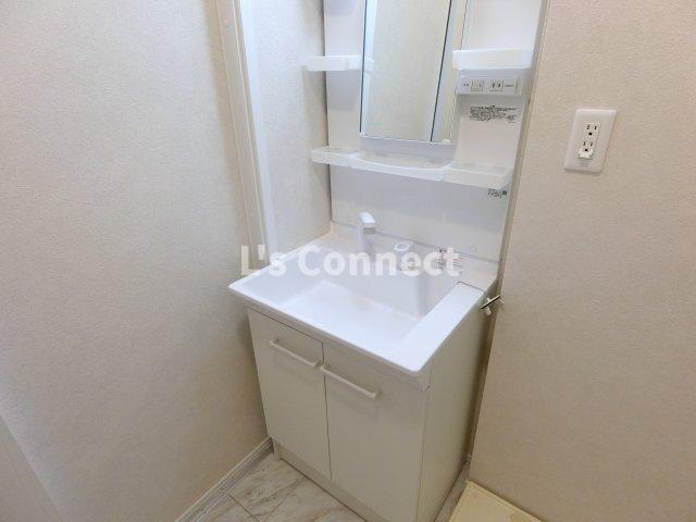 洗面設備　朝の支度もスムーズな独立洗面台。