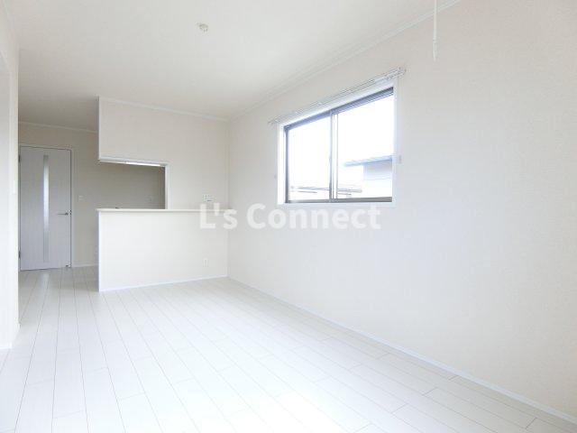 居室・リビング　角部屋で２面に窓があります。