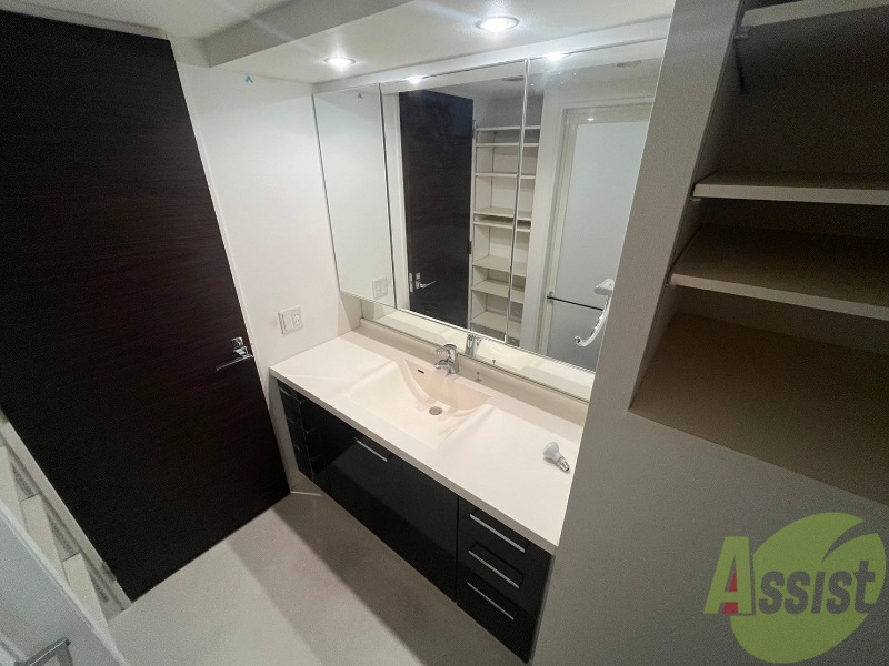 洗面設備　大きくて使いやすそうな独立洗面台になっています。