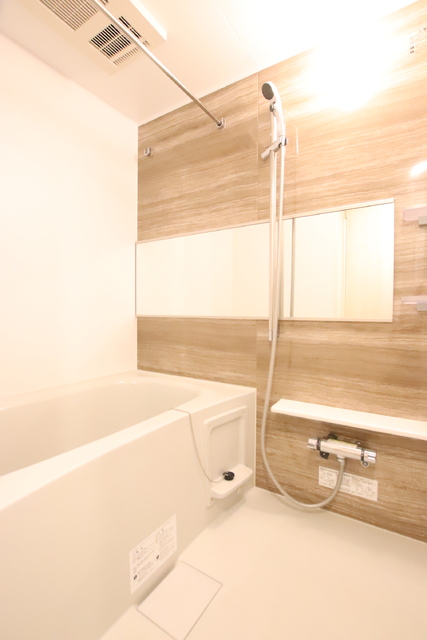 バス・シャワールーム　大きな鏡のバスルーム