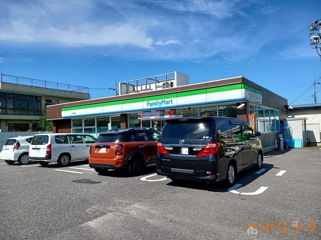 コンビニ　ファミリーマート（コンビニ）まで180m