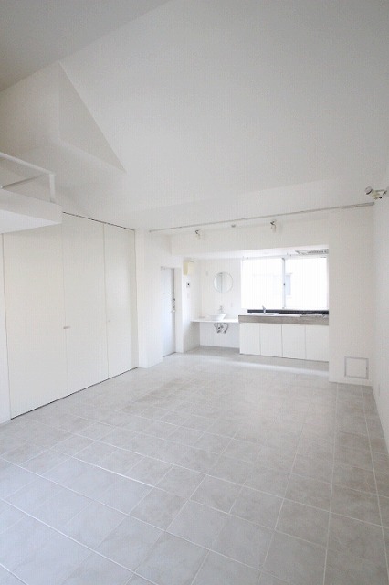 居室・リビング　同物件別室です。