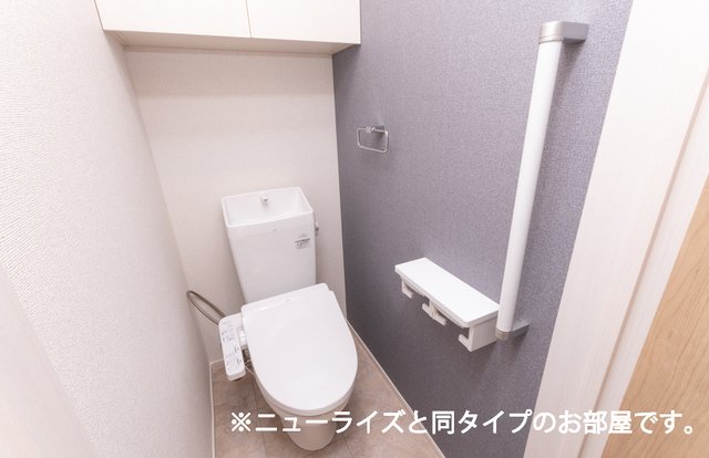 トイレ　落ち着いた色調のトイレです