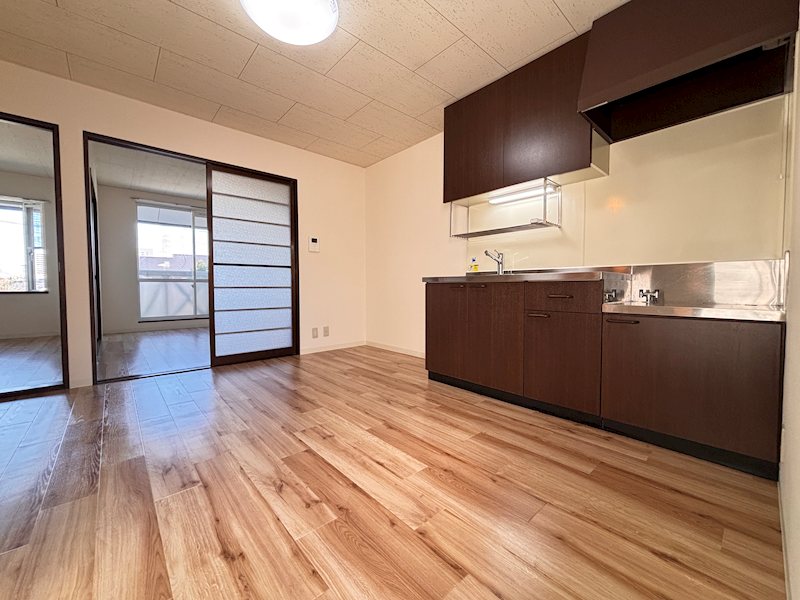 居室・リビング　ダークブラウンのシックな色合いが特徴的です