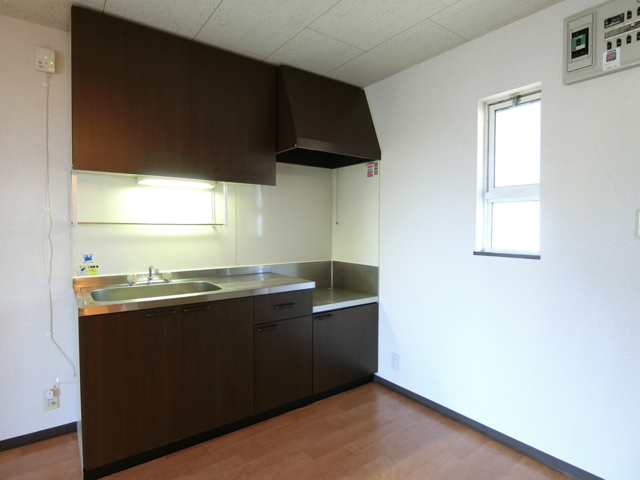 キッチン　上下の収納と吊戸棚付き！窓のある明るいキッチンです