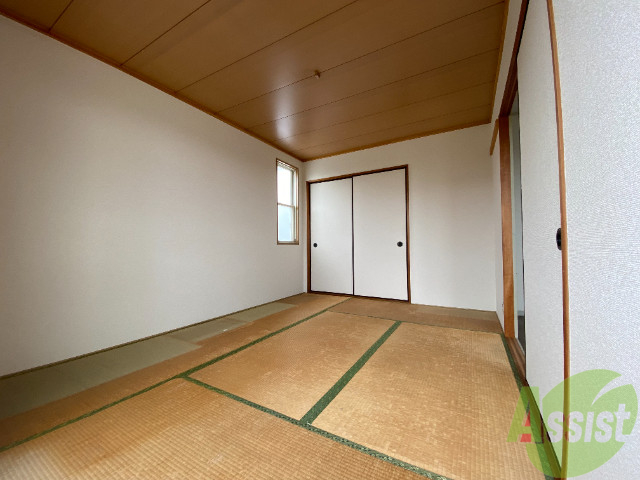 その他部屋・スペース　寝室も広めでベッドを置いてもまだ余裕がありそうですね。