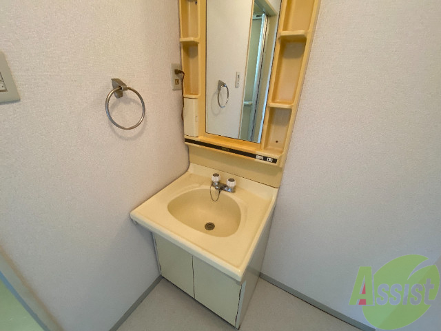 洗面設備　独立洗面所つきで忙しい朝の身支度も便利ですね。