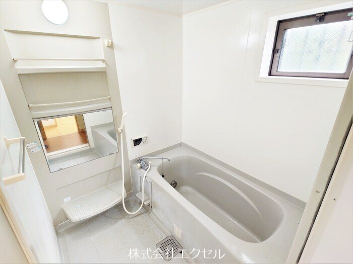 バス・シャワールーム　窓付きの浴室です。