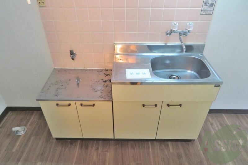 キッチン　キッチンはこんな感じで収納スペースもあります