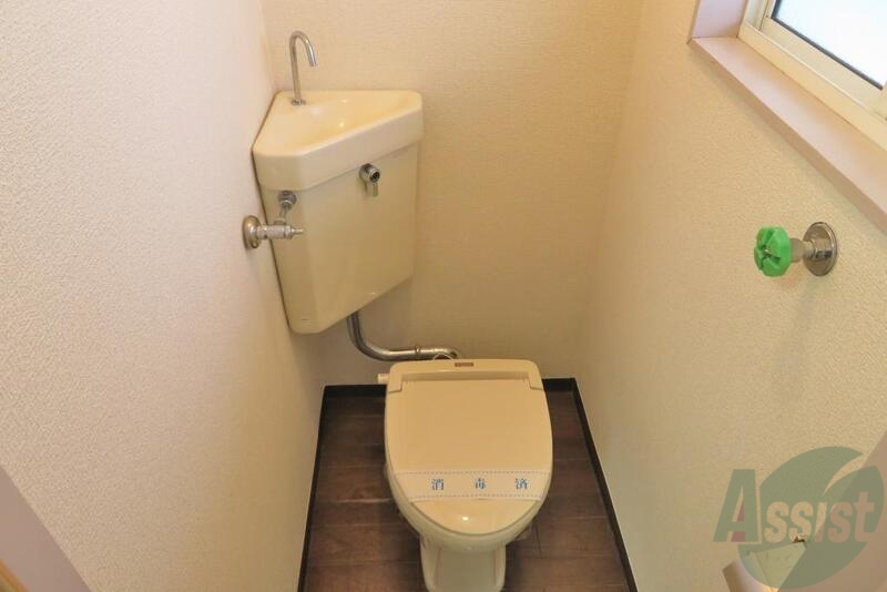トイレ　トイレはこんな感じで窓も付いて綺麗ですね
