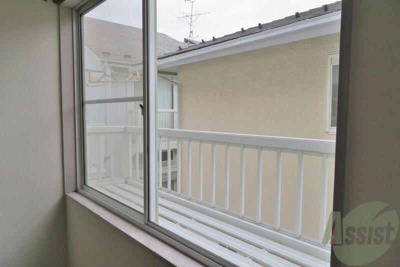 バルコニー　バルコニーは、ありませんが大きな窓があるので洗濯物も干せます