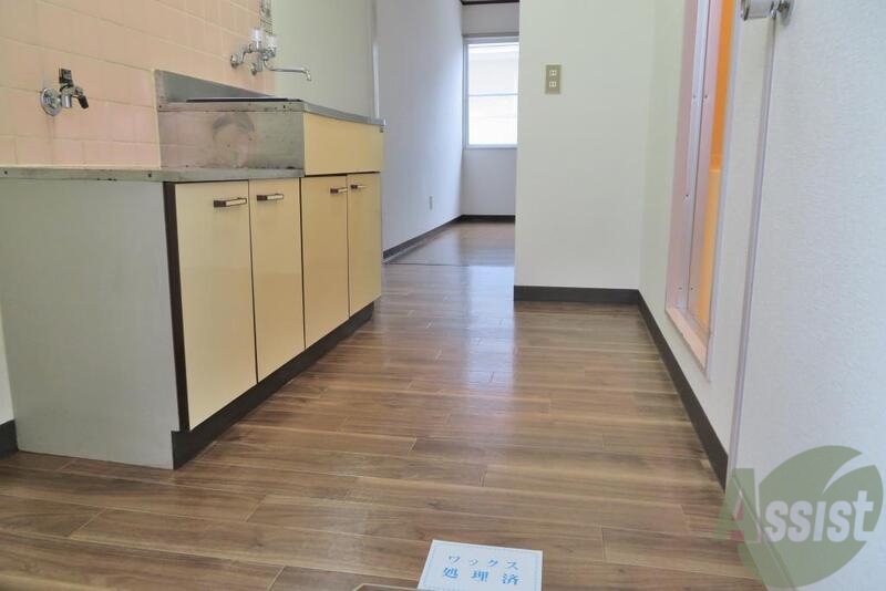 玄関　玄関入って正面にリビング手前にキッチンがあります