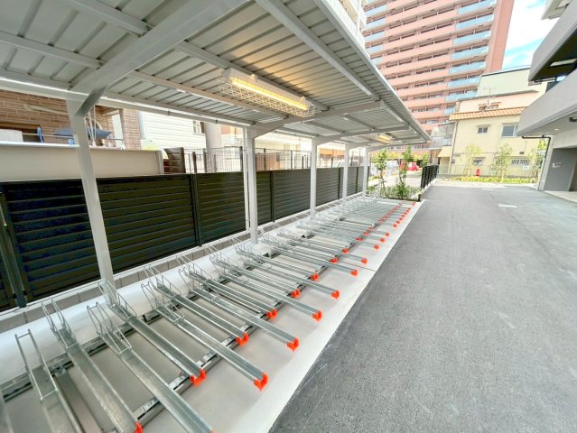 駐車場　敷地内にある駐輪場。雨の日にはうれしい屋根つきです。