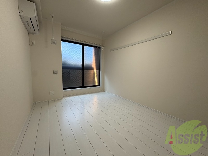 居室・リビング　西向きの大きめの窓から日差しがたっぷり入る明るいお部屋です。